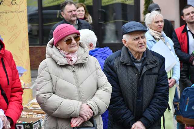 [WIDEO/FOTO] Bogato zastawione stoiska, konkursy i występy podczas Jarmarku Wielkanocnego w Ziębicach