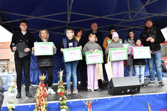[WIDEO/FOTO] Bogato zastawione stoiska, konkursy i występy podczas Jarmarku Wielkanocnego w Ziębicach
