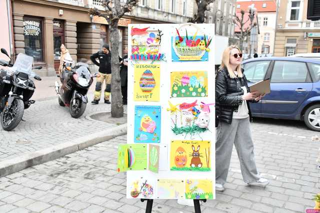 [WIDEO/FOTO] Bogato zastawione stoiska, konkursy i występy podczas Jarmarku Wielkanocnego w Ziębicach