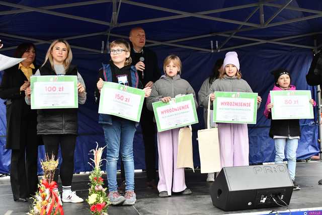 [WIDEO/FOTO] Bogato zastawione stoiska, konkursy i występy podczas Jarmarku Wielkanocnego w Ziębicach