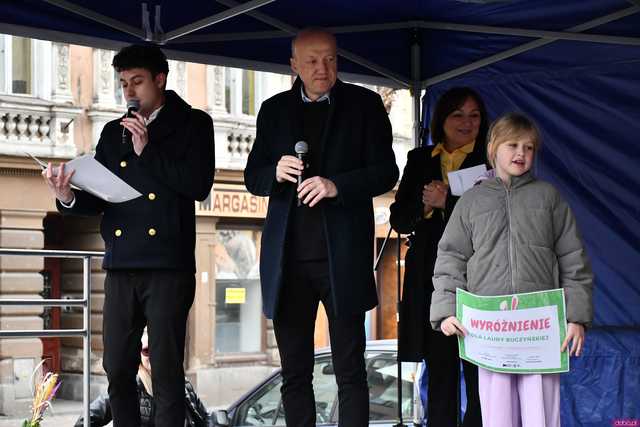 [WIDEO/FOTO] Bogato zastawione stoiska, konkursy i występy podczas Jarmarku Wielkanocnego w Ziębicach