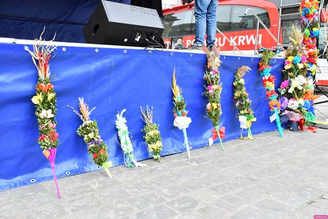 [WIDEO/FOTO] Bogato zastawione stoiska, konkursy i występy podczas Jarmarku Wielkanocnego w Ziębicach