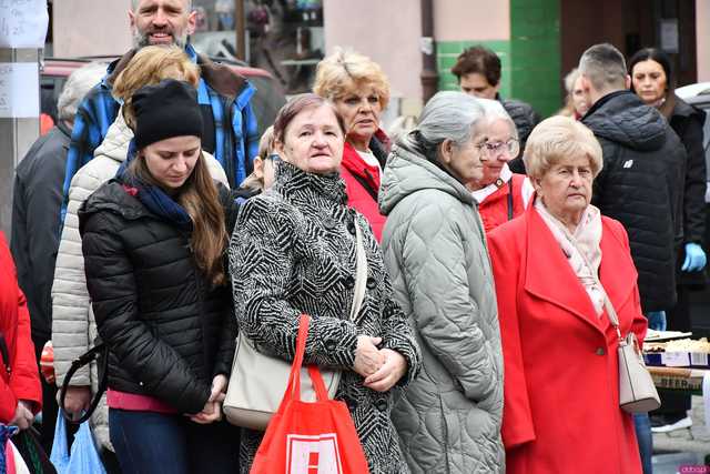 [WIDEO/FOTO] Bogato zastawione stoiska, konkursy i występy podczas Jarmarku Wielkanocnego w Ziębicach