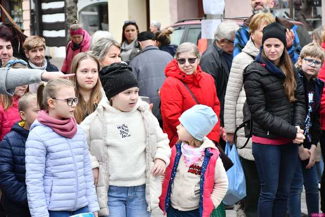 [WIDEO/FOTO] Bogato zastawione stoiska, konkursy i występy podczas Jarmarku Wielkanocnego w Ziębicach