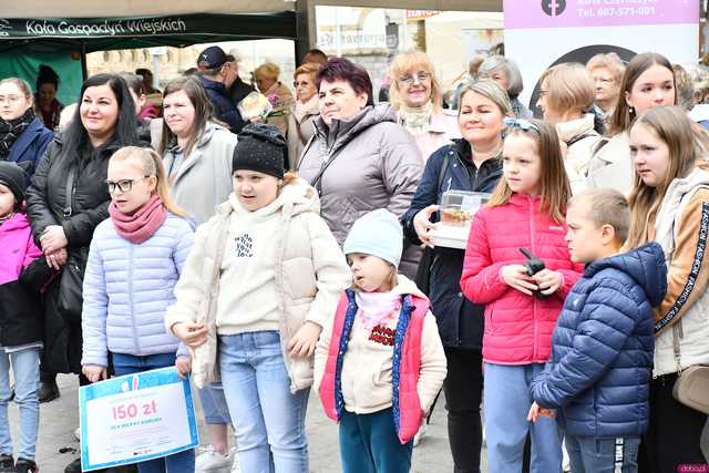 [WIDEO/FOTO] Bogato zastawione stoiska, konkursy i występy podczas Jarmarku Wielkanocnego w Ziębicach