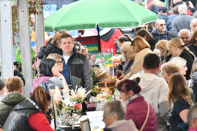 [WIDEO/FOTO] Tłumy na Jarmarku Wielkanocnym w Ząbkowicach Śląskich. Atrakcji nie brakowało