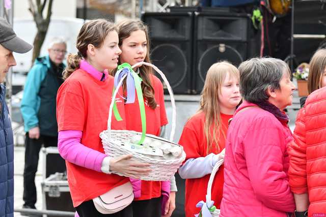 [WIDEO/FOTO] Tłumy na Jarmarku Wielkanocnym w Ząbkowicach Śląskich. Atrakcji nie brakowało