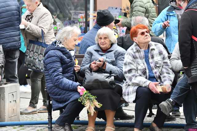 [WIDEO/FOTO] Tłumy na Jarmarku Wielkanocnym w Ząbkowicach Śląskich. Atrakcji nie brakowało