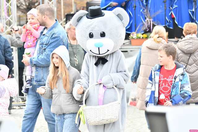 [WIDEO/FOTO] Tłumy na Jarmarku Wielkanocnym w Ząbkowicach Śląskich. Atrakcji nie brakowało