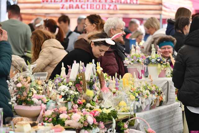 [WIDEO/FOTO] Tłumy na Jarmarku Wielkanocnym w Ząbkowicach Śląskich. Atrakcji nie brakowało
