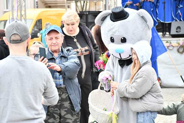 [WIDEO/FOTO] Tłumy na Jarmarku Wielkanocnym w Ząbkowicach Śląskich. Atrakcji nie brakowało