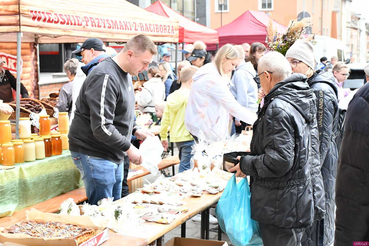 [WIDEO/FOTO] Tłumy na Jarmarku Wielkanocnym w Ząbkowicach Śląskich. Atrakcji nie brakowało