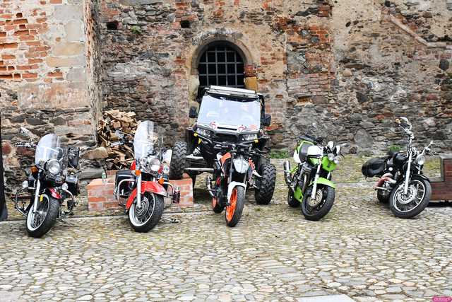 [WIDEO/FOTO] Motocyklowa impreza na ząbkowickim zamku. Klub MotoFrankenstein obchodził jubileusz 15-lecia