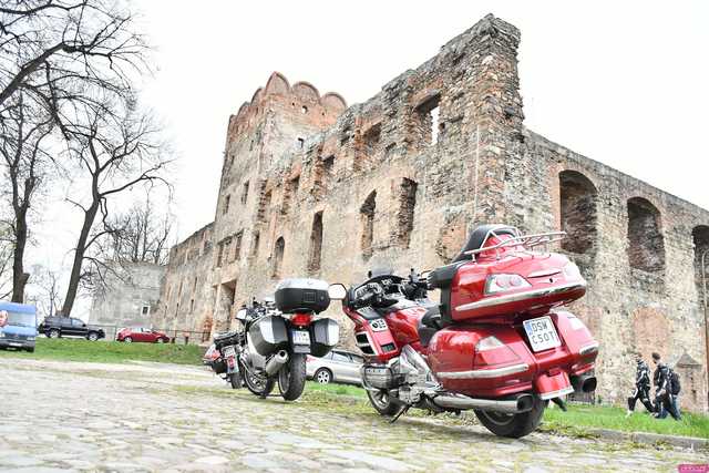 [WIDEO/FOTO] Motocyklowa impreza na ząbkowickim zamku. Klub MotoFrankenstein obchodził jubileusz 15-lecia