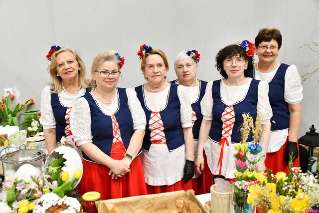 [WIDEO/FOTO] Stoły zastawione świątecznymi pysznościami, występy i warsztaty podczas Tradycji Stołu Wielkanocnego Gminy Stoszowice