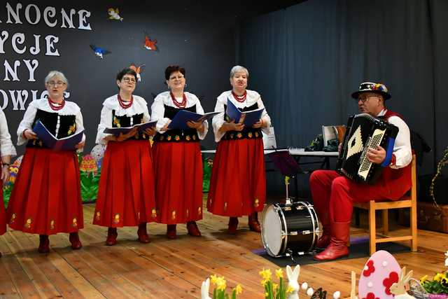 [WIDEO/FOTO] Stoły zastawione świątecznymi pysznościami, występy i warsztaty podczas Tradycji Stołu Wielkanocnego Gminy Stoszowice
