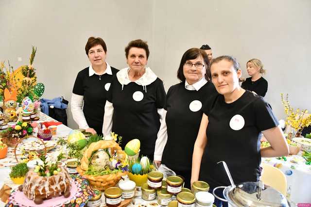 [WIDEO/FOTO] Stoły zastawione świątecznymi pysznościami, występy i warsztaty podczas Tradycji Stołu Wielkanocnego Gminy Stoszowice