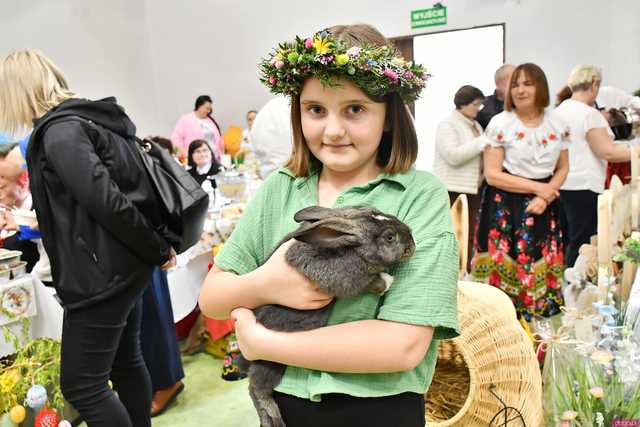 [WIDEO/FOTO] Stoły zastawione świątecznymi pysznościami, występy i warsztaty podczas Tradycji Stołu Wielkanocnego Gminy Stoszowice