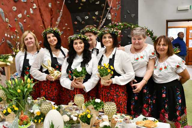 [WIDEO/FOTO] Stoły zastawione świątecznymi pysznościami, występy i warsztaty podczas Tradycji Stołu Wielkanocnego Gminy Stoszowice