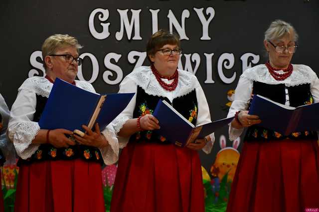 [WIDEO/FOTO] Stoły zastawione świątecznymi pysznościami, występy i warsztaty podczas Tradycji Stołu Wielkanocnego Gminy Stoszowice