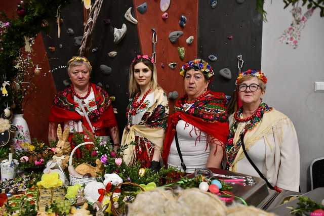 [WIDEO/FOTO] Stoły zastawione świątecznymi pysznościami, występy i warsztaty podczas Tradycji Stołu Wielkanocnego Gminy Stoszowice