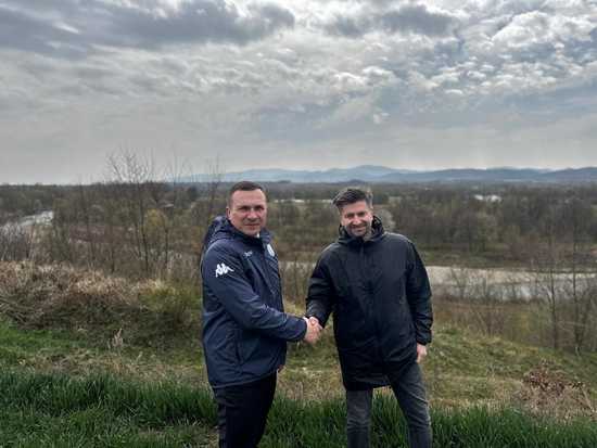 [FOTO] Z Brukseli do Kamieńca Ząbkowickiego. Europoseł Krzysztof Śmiszek odwiedził burmistrza Sylwestra Kowala