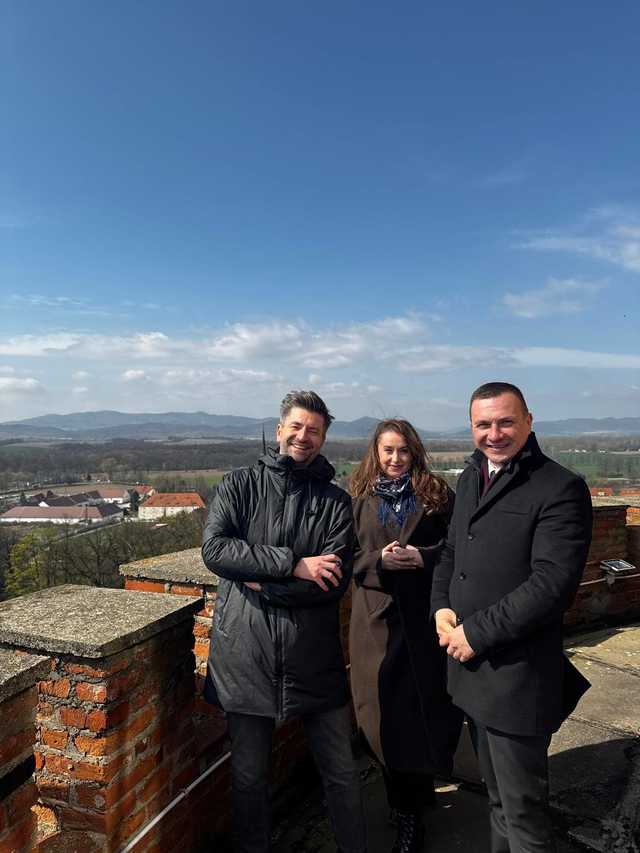 [FOTO] Z Brukseli do Kamieńca Ząbkowickiego. Europoseł Krzysztof Śmiszek odwiedził burmistrza Sylwestra Kowala