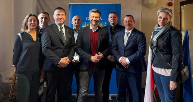 [FOTO] Z Brukseli do Kamieńca Ząbkowickiego. Europoseł Krzysztof Śmiszek odwiedził burmistrza Sylwestra Kowala