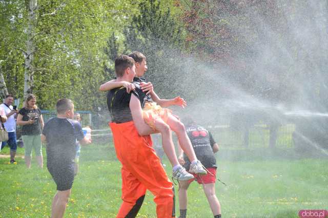 [FOTO] Wodne szaleństwo w Kamieńcu Ząbkowickim. Zobaczcie jaką bitwę zorganizowali strażacy na Śmigus-Dyngus!