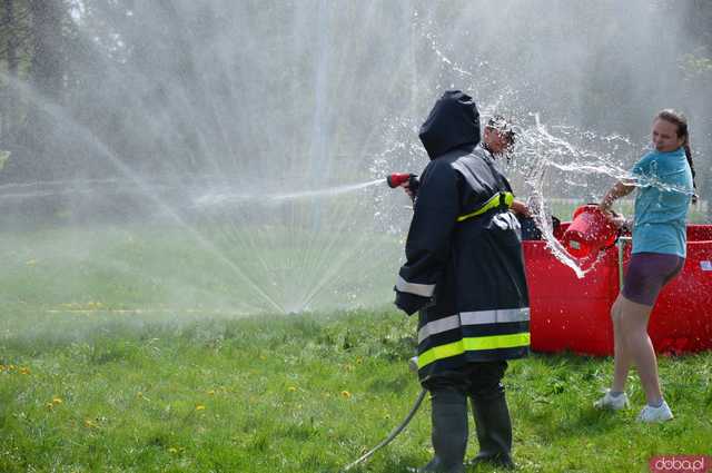 [FOTO] Wodne szaleństwo w Kamieńcu Ząbkowickim. Zobaczcie jaką bitwę zorganizowali strażacy na Śmigus-Dyngus!