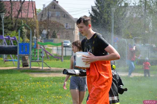 [FOTO] Wodne szaleństwo w Kamieńcu Ząbkowickim. Zobaczcie jaką bitwę zorganizowali strażacy na Śmigus-Dyngus!
