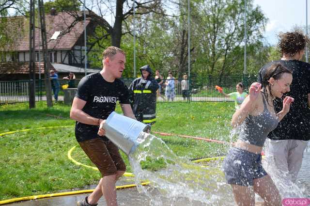 [FOTO] Wodne szaleństwo w Kamieńcu Ząbkowickim. Zobaczcie jaką bitwę zorganizowali strażacy na Śmigus-Dyngus!