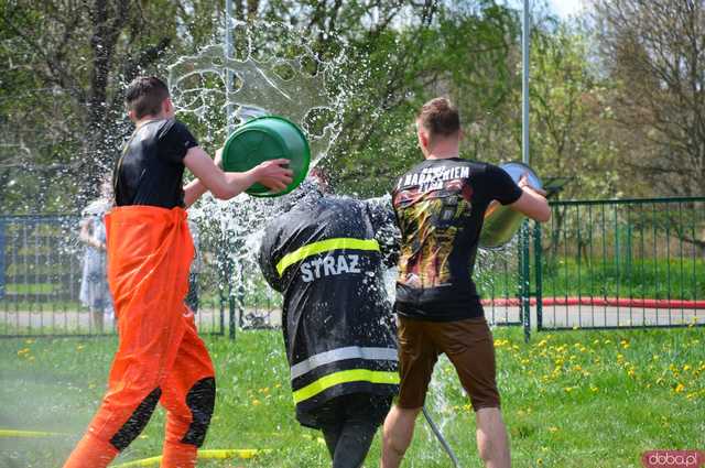 [FOTO] Wodne szaleństwo w Kamieńcu Ząbkowickim. Zobaczcie jaką bitwę zorganizowali strażacy na Śmigus-Dyngus!