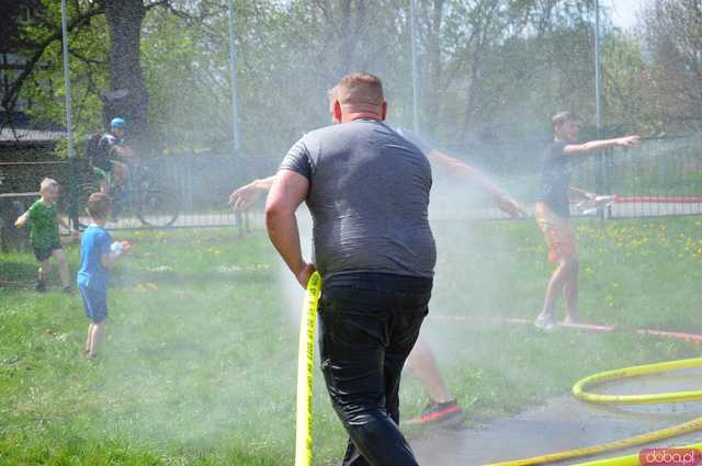 [FOTO] Wodne szaleństwo w Kamieńcu Ząbkowickim. Zobaczcie jaką bitwę zorganizowali strażacy na Śmigus-Dyngus!