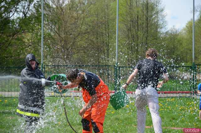 [FOTO] Wodne szaleństwo w Kamieńcu Ząbkowickim. Zobaczcie jaką bitwę zorganizowali strażacy na Śmigus-Dyngus!