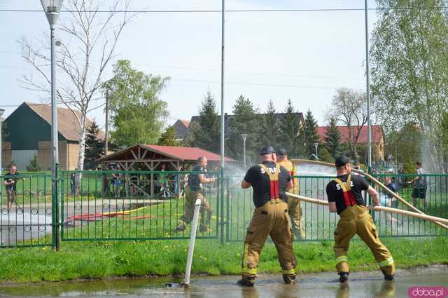 [FOTO] Wodne szaleństwo w Kamieńcu Ząbkowickim. Zobaczcie jaką bitwę zorganizowali strażacy na Śmigus-Dyngus!