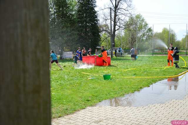 [FOTO] Wodne szaleństwo w Kamieńcu Ząbkowickim. Zobaczcie jaką bitwę zorganizowali strażacy na Śmigus-Dyngus!