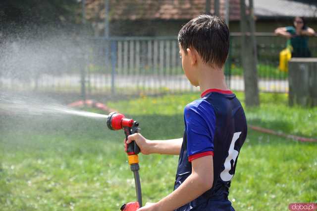 [FOTO] Wodne szaleństwo w Kamieńcu Ząbkowickim. Zobaczcie jaką bitwę zorganizowali strażacy na Śmigus-Dyngus!
