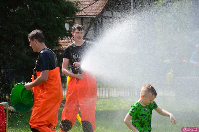 [FOTO] Wodne szaleństwo w Kamieńcu Ząbkowickim. Zobaczcie jaką bitwę zorganizowali strażacy na Śmigus-Dyngus!