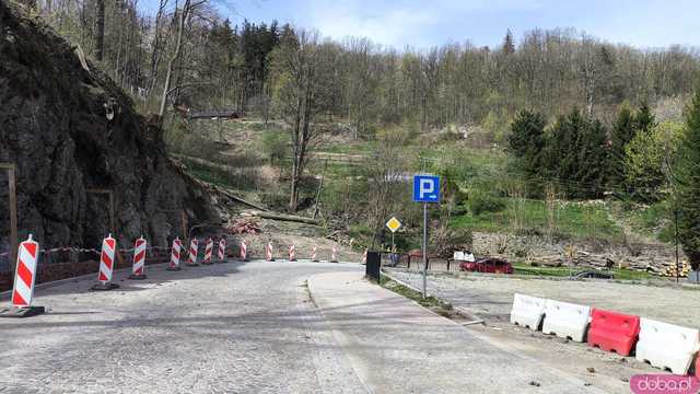 [FOTO] Trwa remont muru oporowego w Srebrnej Górze. Przypominamy o utrudnieniach w ruchu!