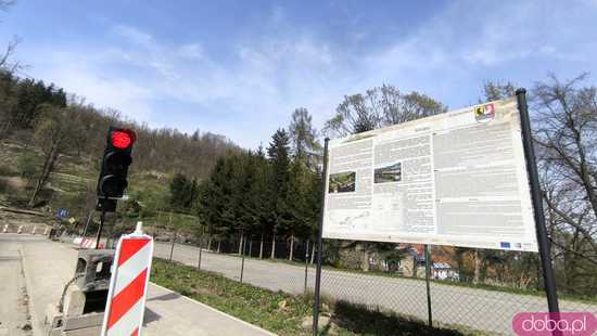 [FOTO] Trwa remont muru oporowego w Srebrnej Górze. Przypominamy o utrudnieniach w ruchu!