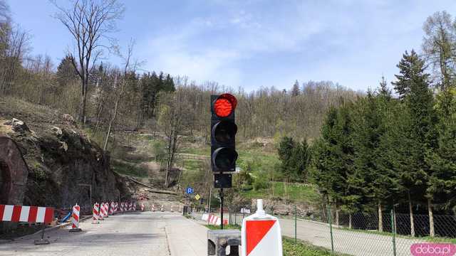 [FOTO] Trwa remont muru oporowego w Srebrnej Górze. Przypominamy o utrudnieniach w ruchu!