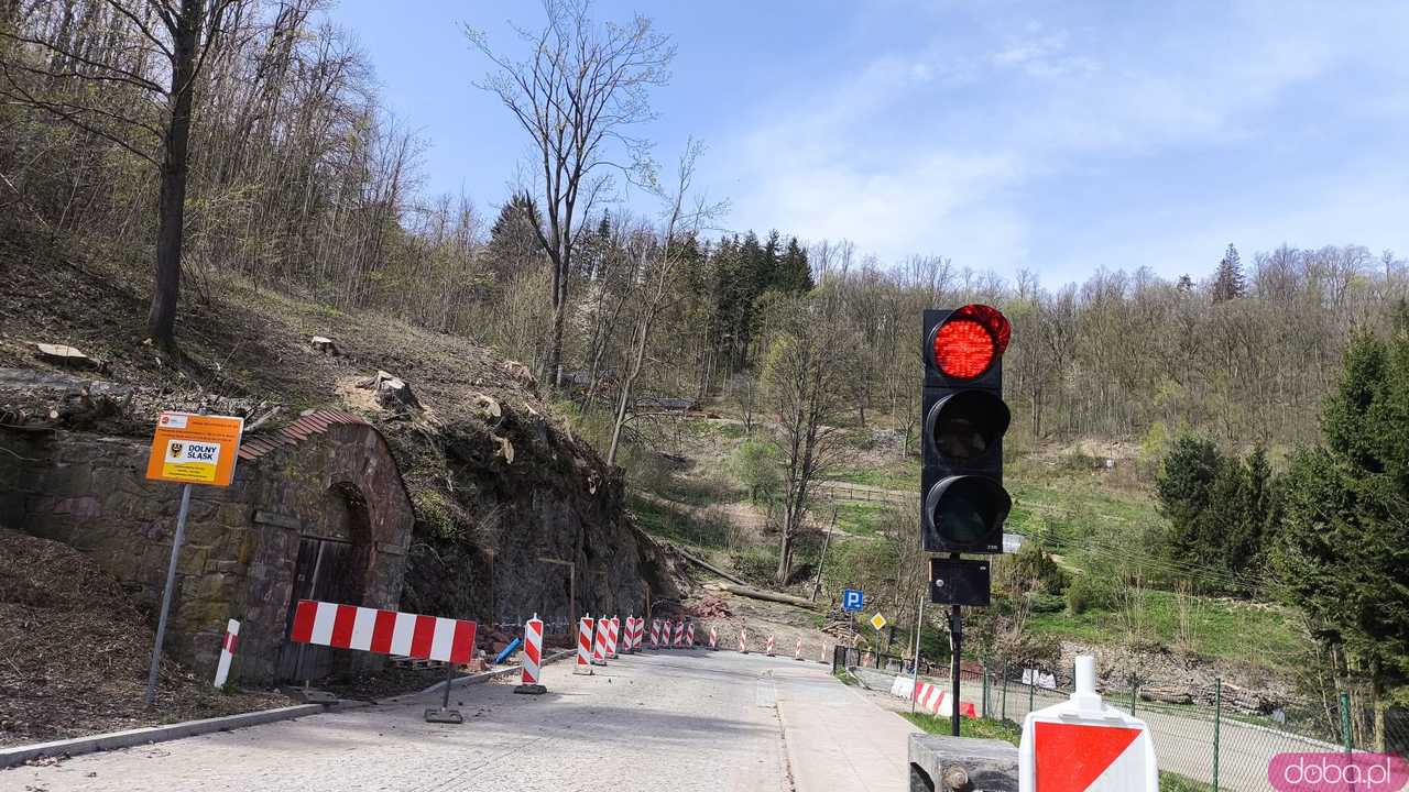 [FOTO] Trwa remont muru oporowego w Srebrnej Górze. Przypominamy o utrudnieniach w ruchu!