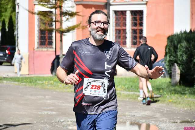 [WIDEO/FOTO] Pobiegli w 14. Półmaratonie Henrykowskim i 10. Dyszce Księgi Henrykowskiej