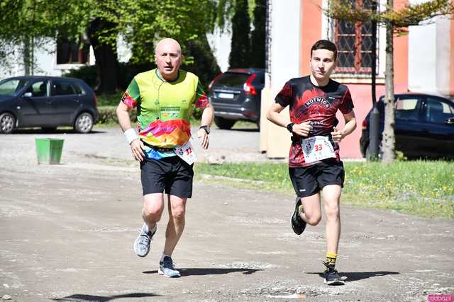 [WIDEO/FOTO] Pobiegli w 14. Półmaratonie Henrykowskim i 10. Dyszce Księgi Henrykowskiej