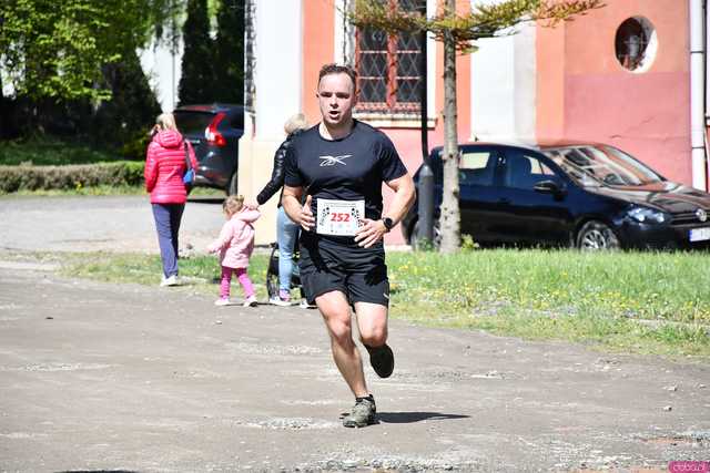 [WIDEO/FOTO] Pobiegli w 14. Półmaratonie Henrykowskim i 10. Dyszce Księgi Henrykowskiej