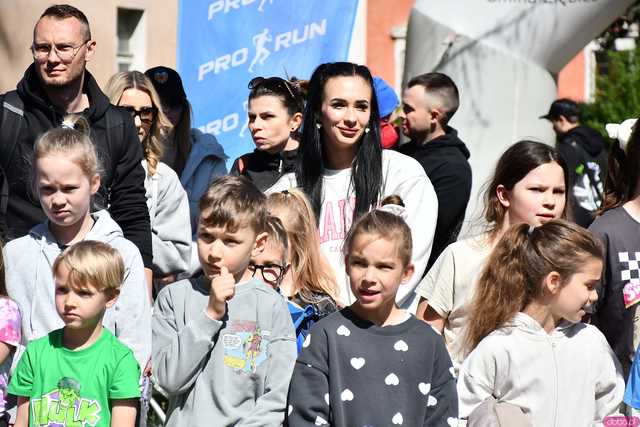 [WIDEO/FOTO] Pobiegli w 14. Półmaratonie Henrykowskim i 10. Dyszce Księgi Henrykowskiej