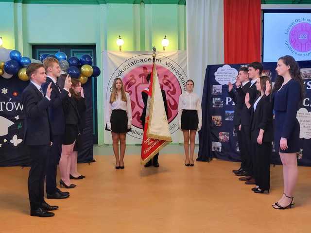 [FOTO] Najlepsi uczniowie klas maturalnych w naszym powiecie zostali wyróżnieni podczas uroczystego zakończenia roku