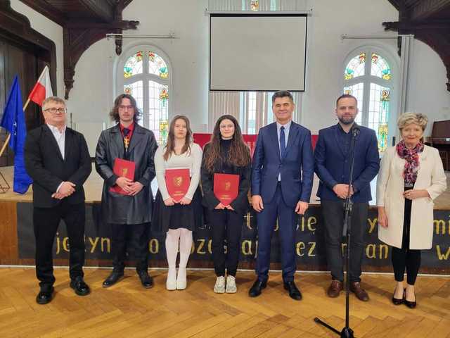 [FOTO] Najlepsi uczniowie klas maturalnych w naszym powiecie zostali wyróżnieni podczas uroczystego zakończenia roku