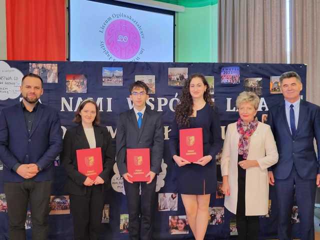 [FOTO] Najlepsi uczniowie klas maturalnych w naszym powiecie zostali wyróżnieni podczas uroczystego zakończenia roku